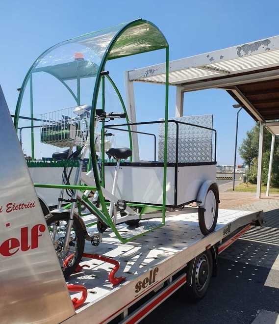 L’operatore ecologico torna in bici (elettrica) sul lungomare di Cecina