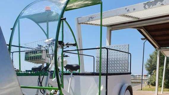 L’operatore ecologico torna in bici (elettrica) sul lungomare di Cecina