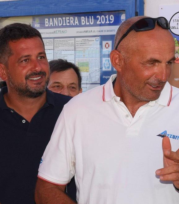 I bambini ascoltano la voce del mare 