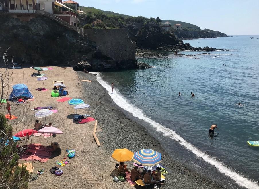 “Spiaggetta rosa” e mare di cristallo: eden dei diportisti e latrina di incivili 
