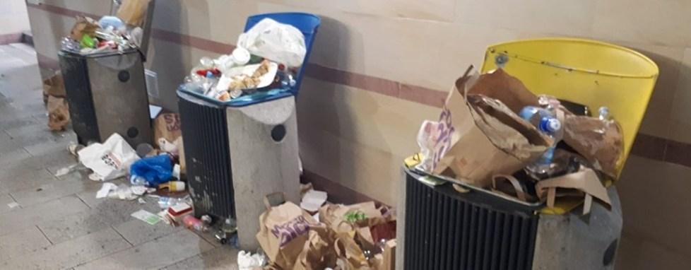 Alla stazione cestini stracolmi di rifiuti 
