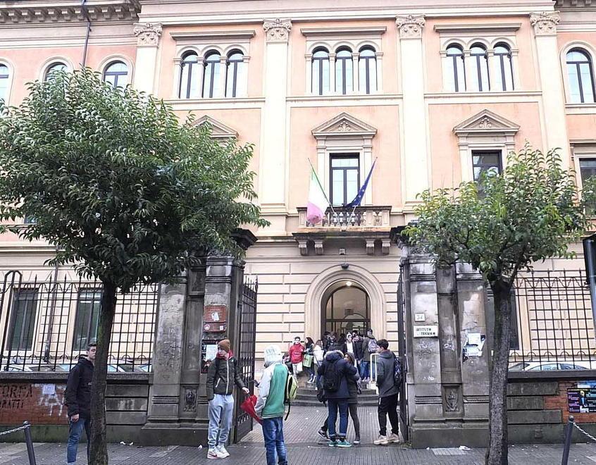 Davanti alle scuole di via Croce marciapiede più largo e luci più potenti 