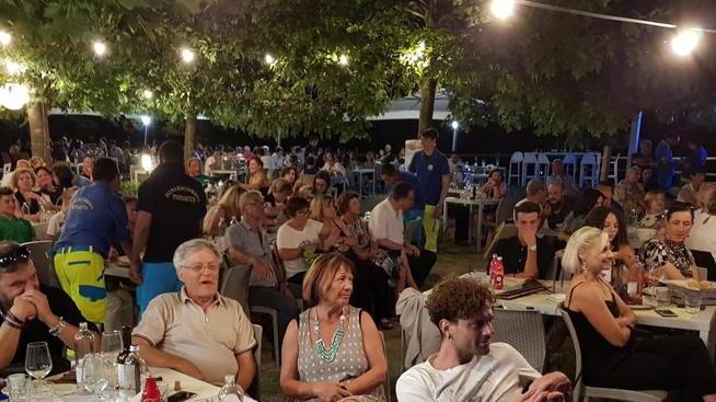 Volti super concentrati e ballo Synchro Latin: Giulia, Nicolas e Soele sono i più... “ganzi”