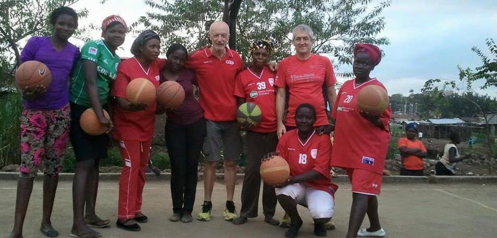 Gli allenatori dell’Use insegnano il basket nelle favelas del Kenya