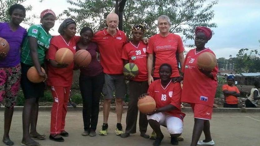 Gli allenatori dell’Use insegnano il basket nelle favelas del Kenya