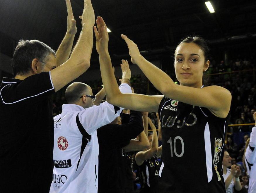 Laura Partenio, non solo volley ma top model in passerella 