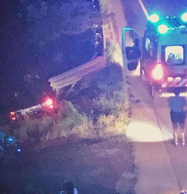 Auto esce di strada Conducente ferito