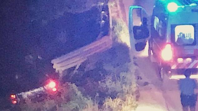 Auto esce di strada Conducente ferito