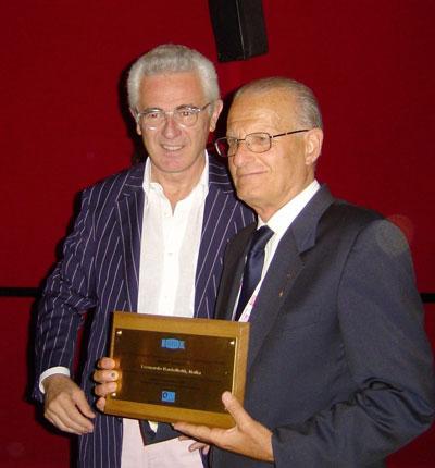 Il Presidente della Biennale di Venezia Davide Croff (a sinistra) consegna il “Bravo Award 2007” a Leonardo Bartelletti