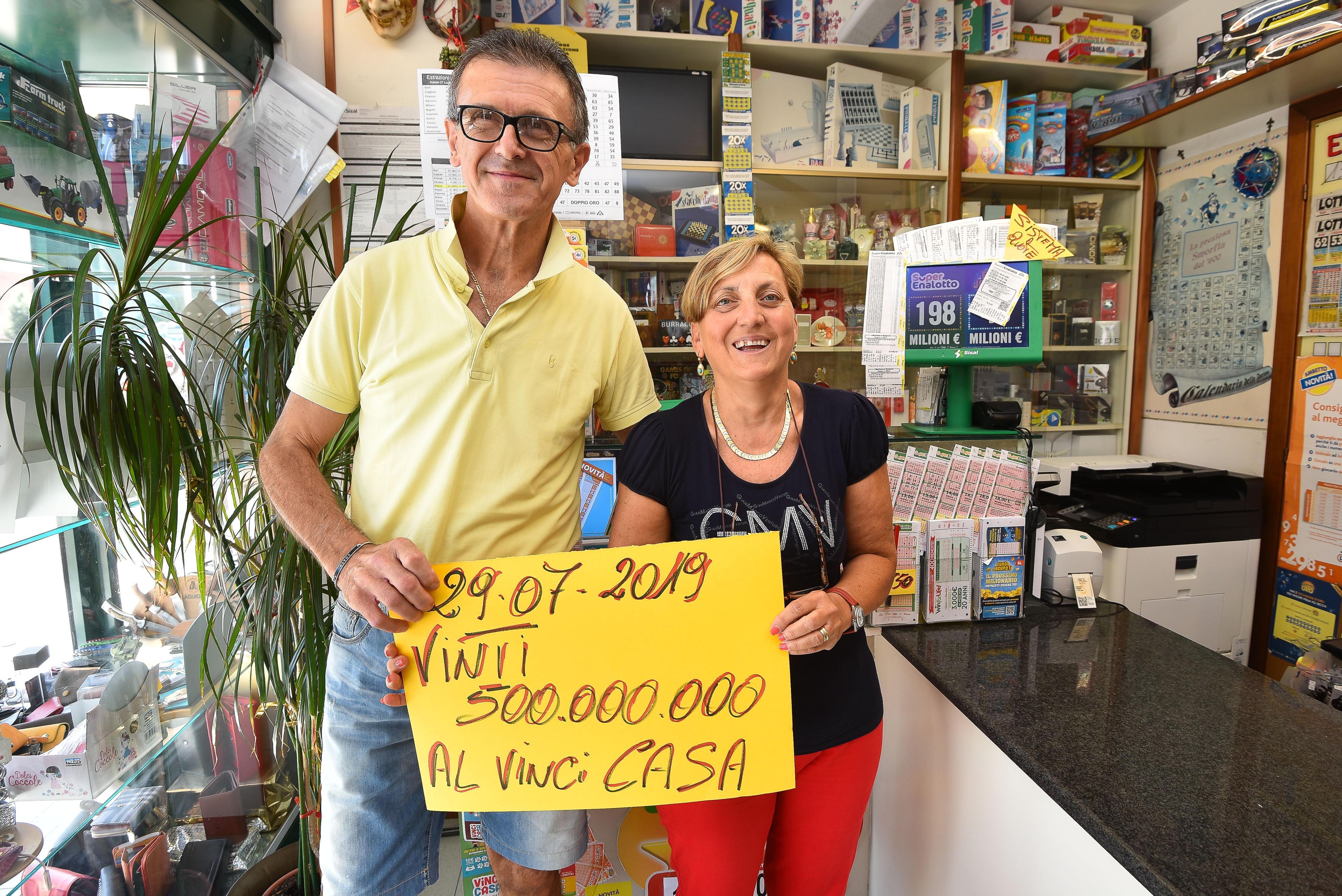 Giancarlo Romagnoli e Paola Marcelli della tabaccheria Marcelli di via Grieg (foto Agenzia Bf)