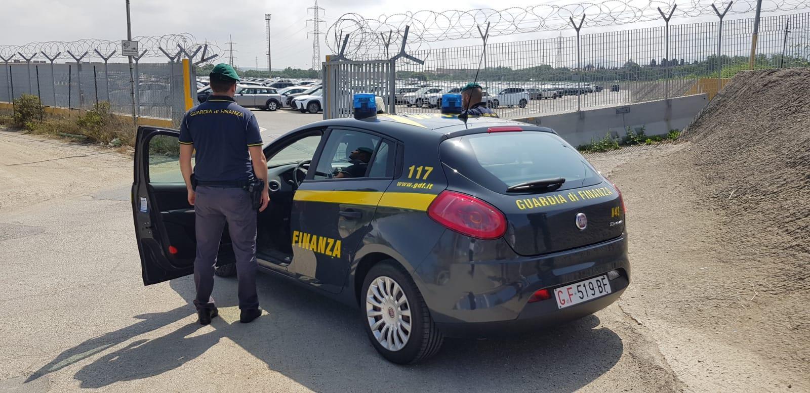 I militari della guardia di finanza fuori dal piazzale