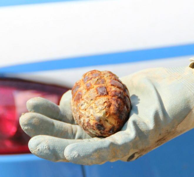 Fatta brillare dagli artificieri la bomba a mano trovata sugli scogli 