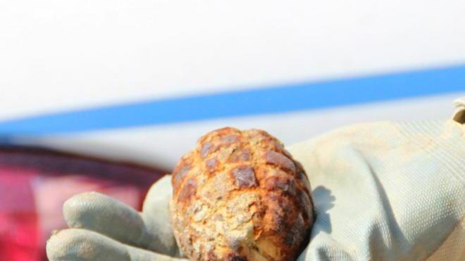 Fatta brillare dagli artificieri la bomba a mano trovata sugli scogli