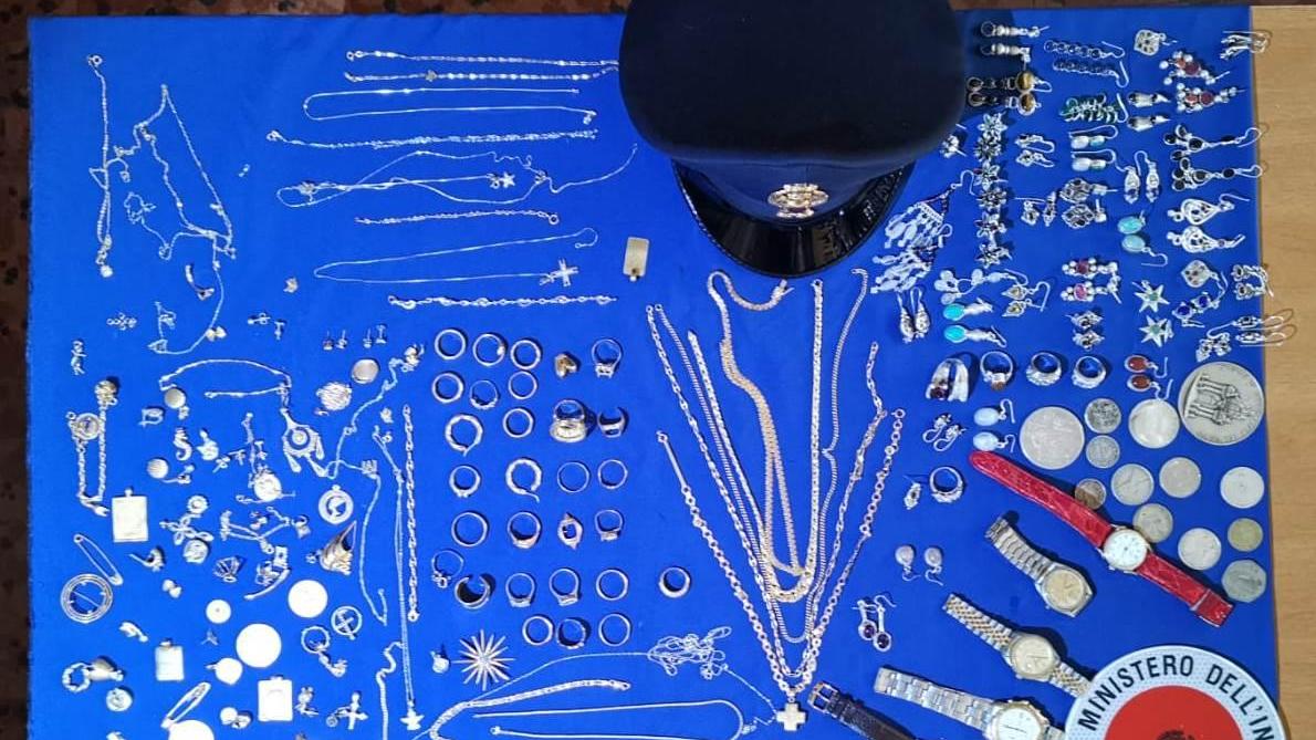 I preziosi recuperati da un Compro oro e visionabili in questura a Prato