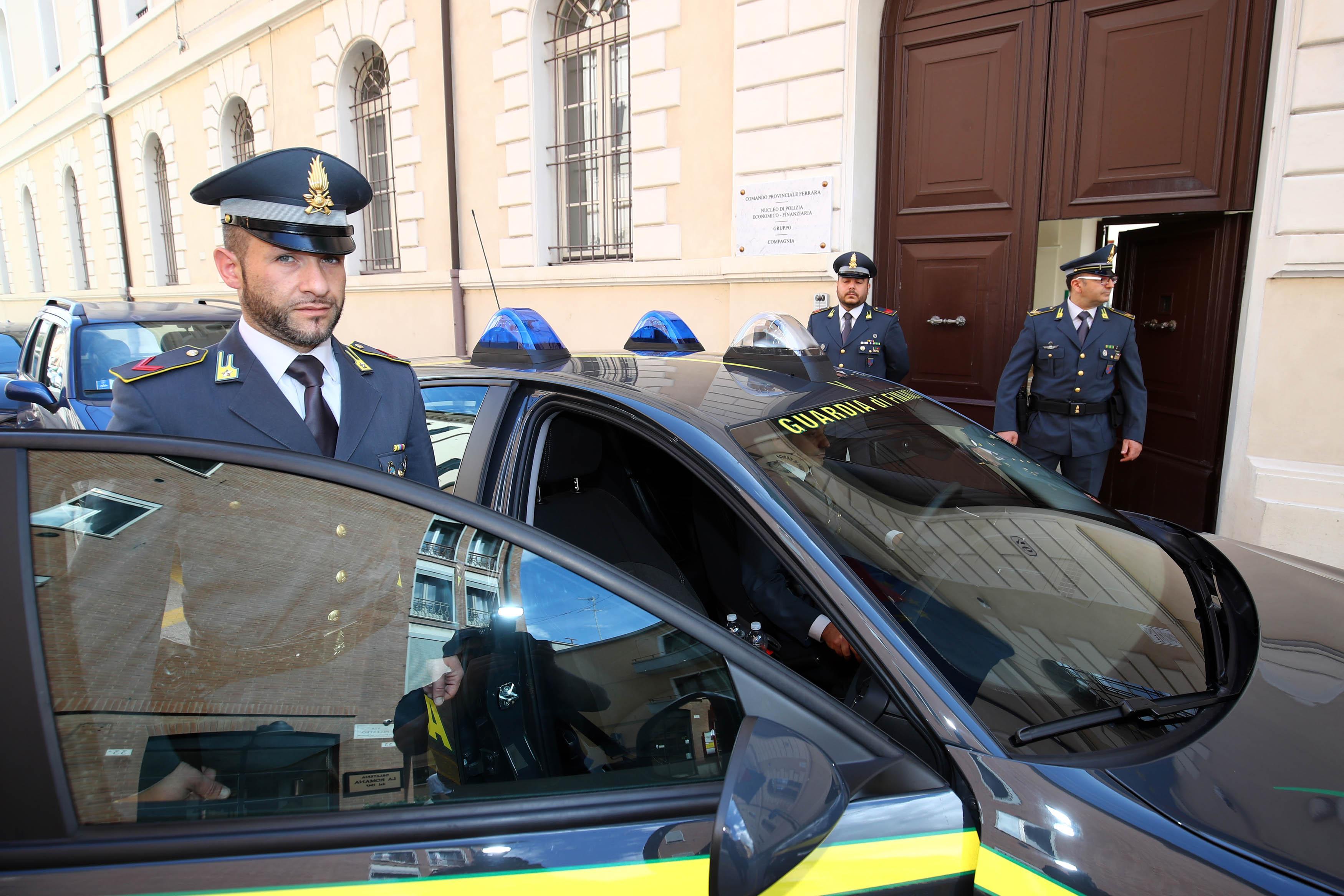 Intascavano i soldi delle pratiche auto e non versavano l'imposta. Clienti truffati
