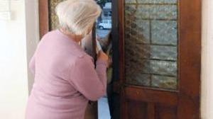 Derubata anziana da due truffatori