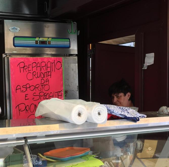 Patrizia Panattoni dietro il bancone della baracchina