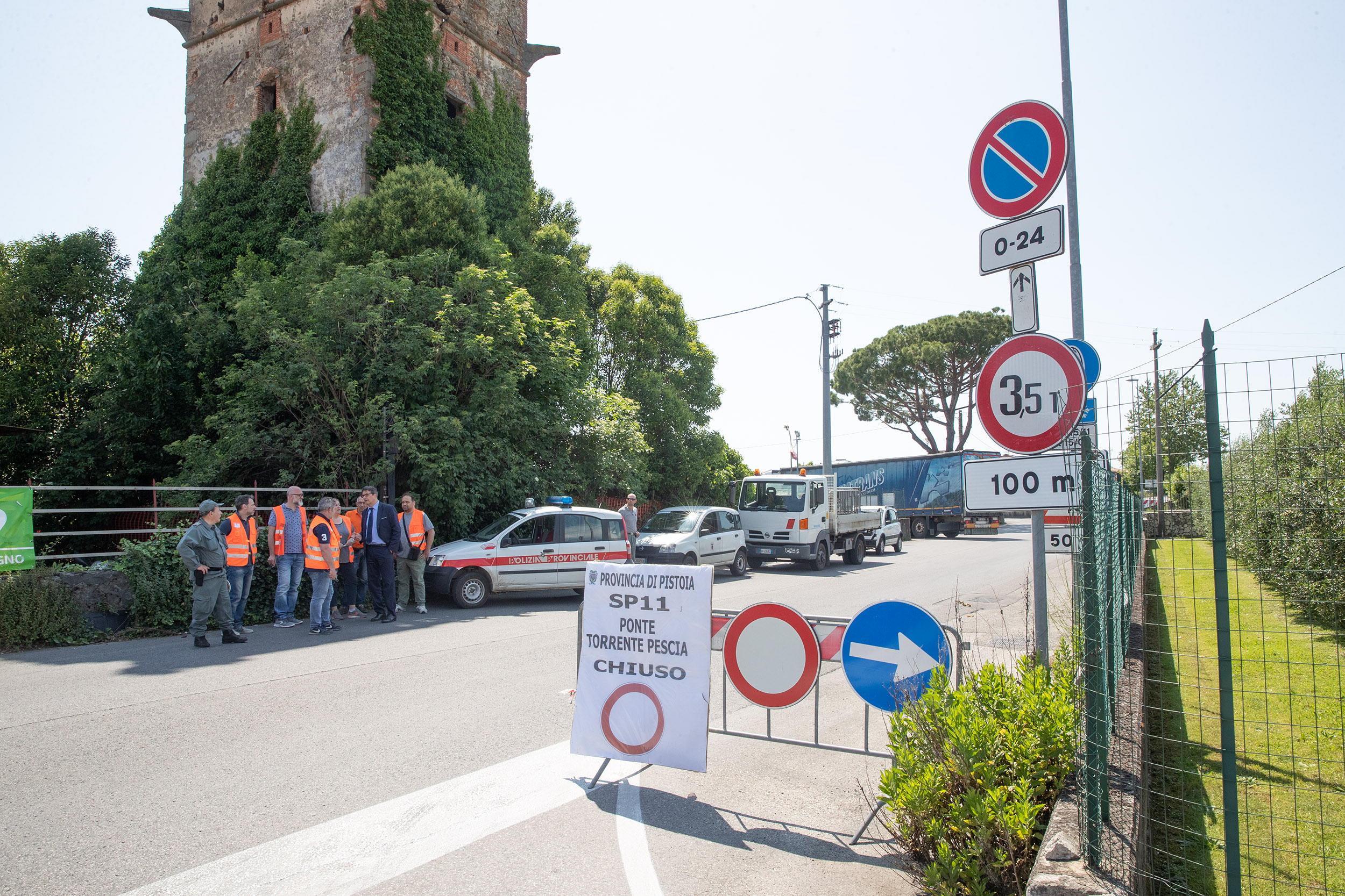 Transenne sulla strada del ponte di Alberghi, chiuso dagli inizi di giugno (Foto Nucci)