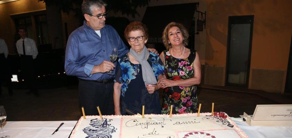 Il ristorante “Prater” ha festeggiato in piazza i primi 50 anni di attività 