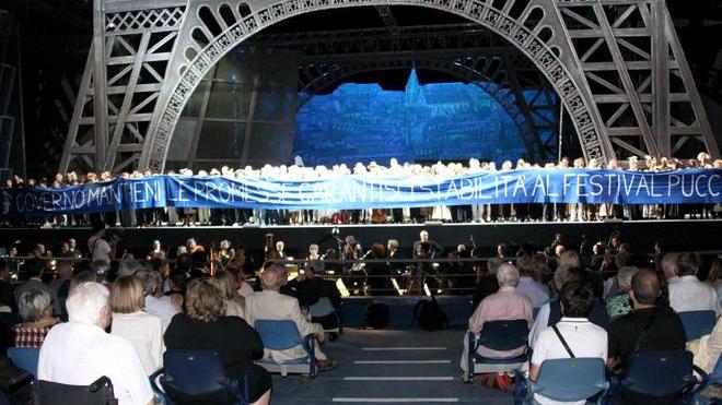 «Parlamentari e politici dicano se vogliono salvare il Festival»