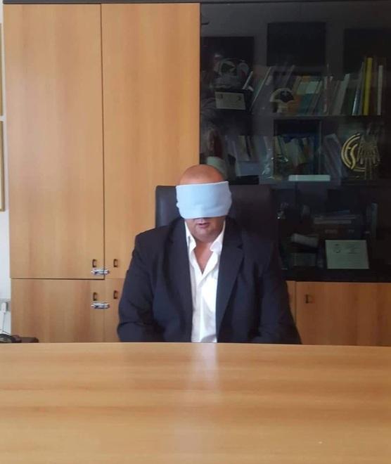 Il sindaco Bellesi su Fb pubblica la foto bendato