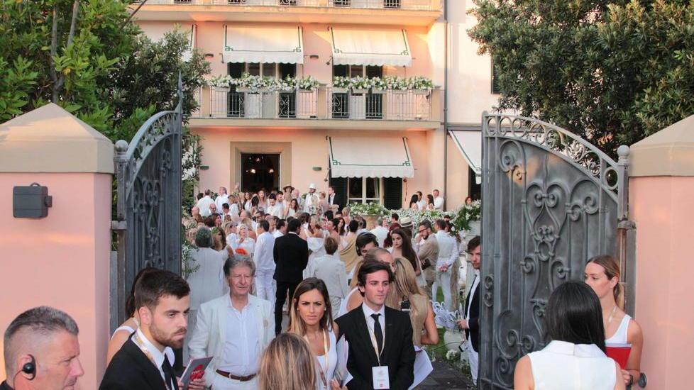 Gioielli, quadri e borse di studio all’asta nella notte di Bocelli