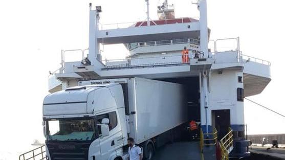Tir incastrato nella stiva della nave