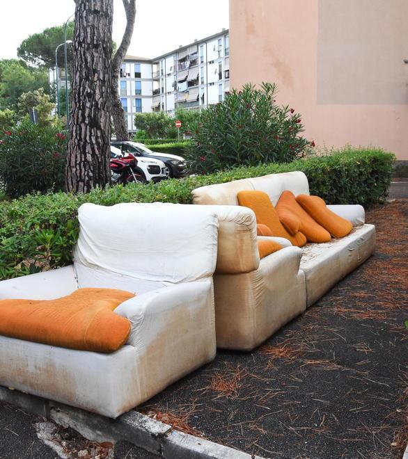 Divani abbandonati davanti a un palazzo