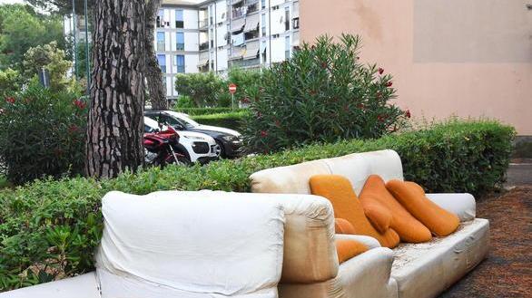 Divani abbandonati davanti a un palazzo