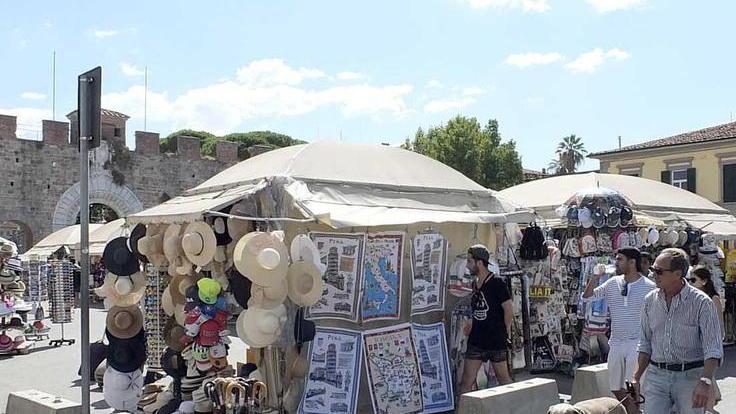 I bancarellai tornano alla carica «Subito nell’area dietro il muro»