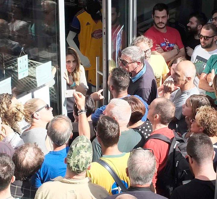 Abbonamenti: lunghe code e proteste dei tifosi per le attese e i disagi 