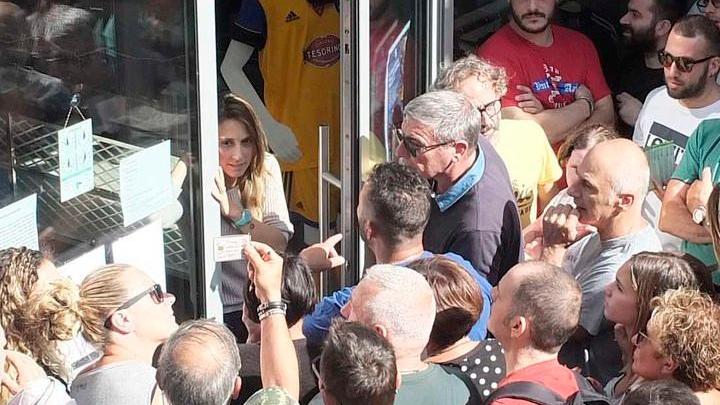 Abbonamenti: lunghe code e proteste dei tifosi per le attese e i disagi