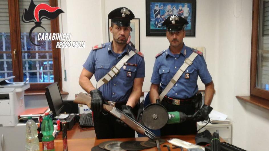 Anche un fucile a canne mozze sull’auto dei ladri in fuga