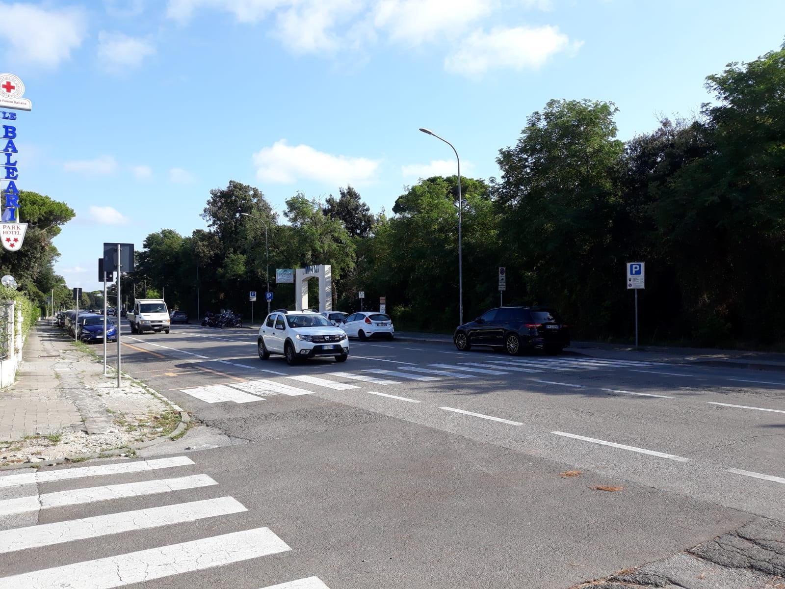 Investe una ragazzina di 12 anni sulle strisce e scappa