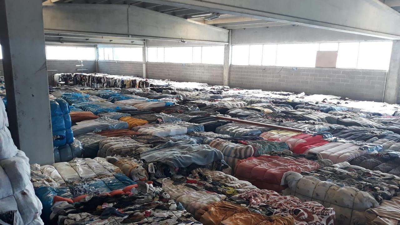 Scarti tessili di Prato smaltiti in capannoni-discarica: 6 arrestati, ecco chi sono
