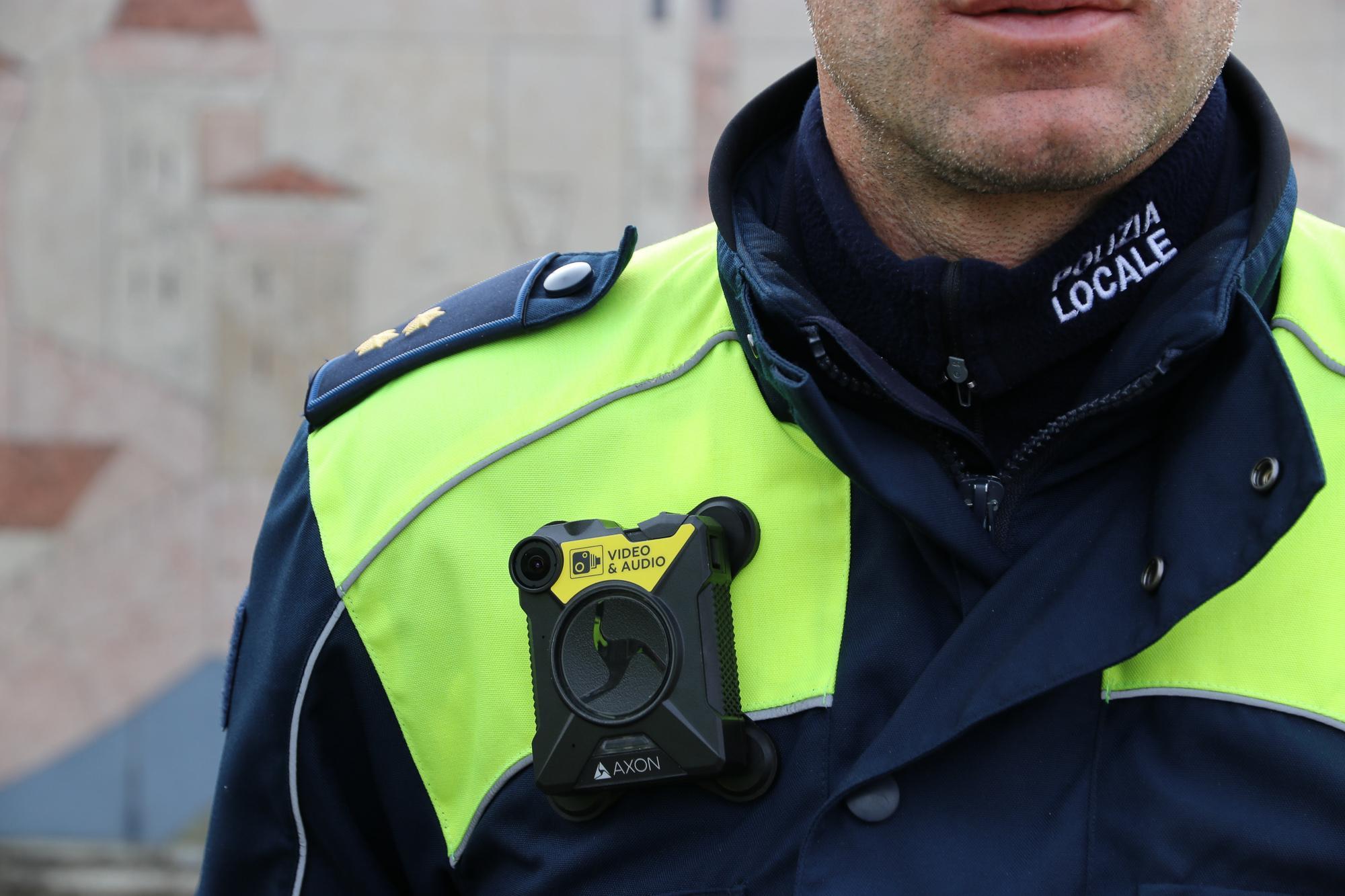 Ferrara, bodycam per la Polizia locale. Video anti-violenze e ingiurie 
