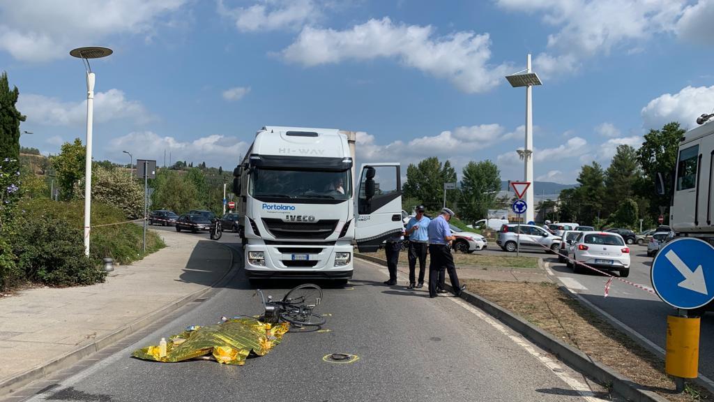 I rilievi della Polizia municipale sul luogo dell'incidente mortale in via Nenni a Spicchio
