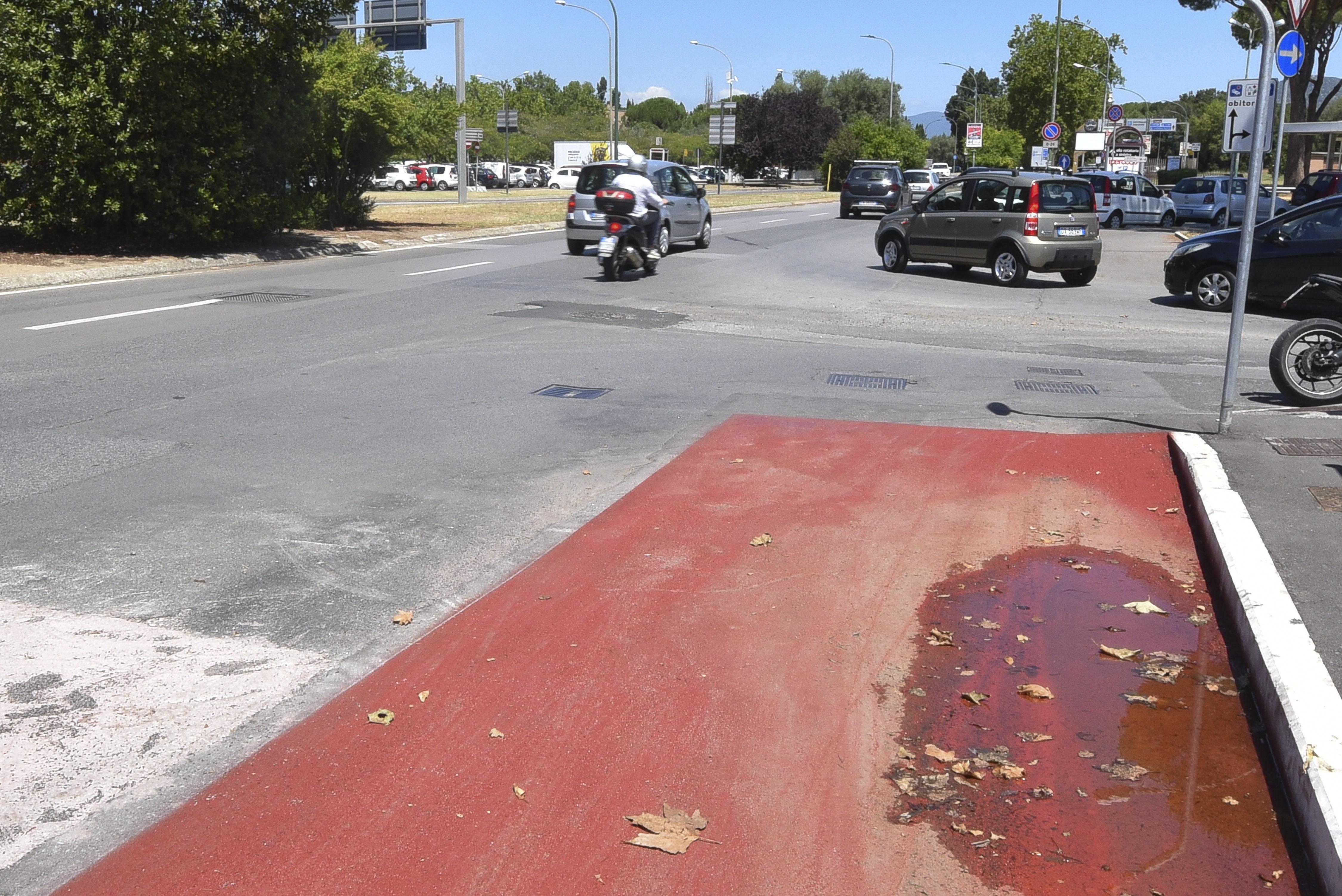 La pista ciclabile "si getta" nell’incrocio: «Così è pericolosa» 