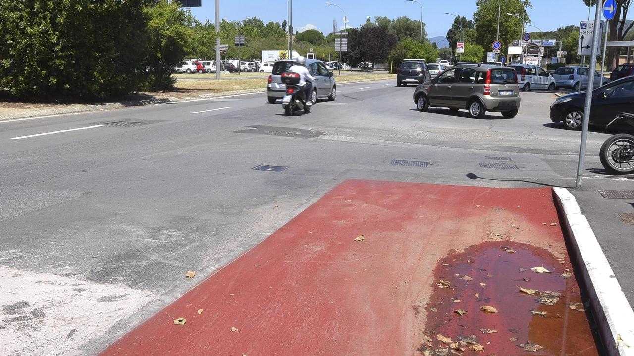 La pista ciclabile "si getta" nell’incrocio: «Così è pericolosa»