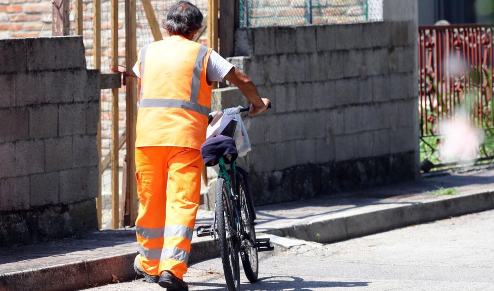 Vetri rotti a sassate e petardi in casa. A Lagosanto un uomo preso di mira da una banda di bulli 