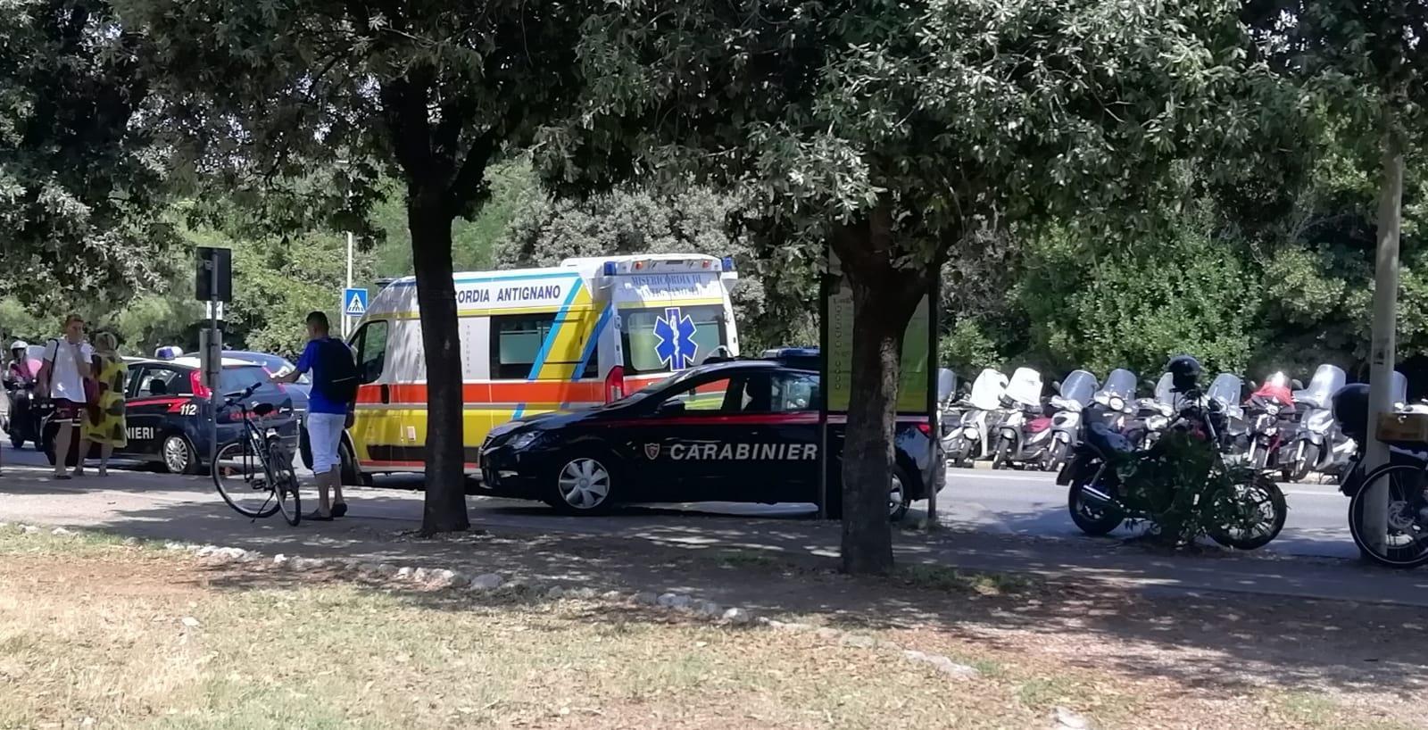 L'ambulanza della Misericordia di Antignano sul posto insieme ai carabinieri (foto Cecilia Foschi/Pentafoto)