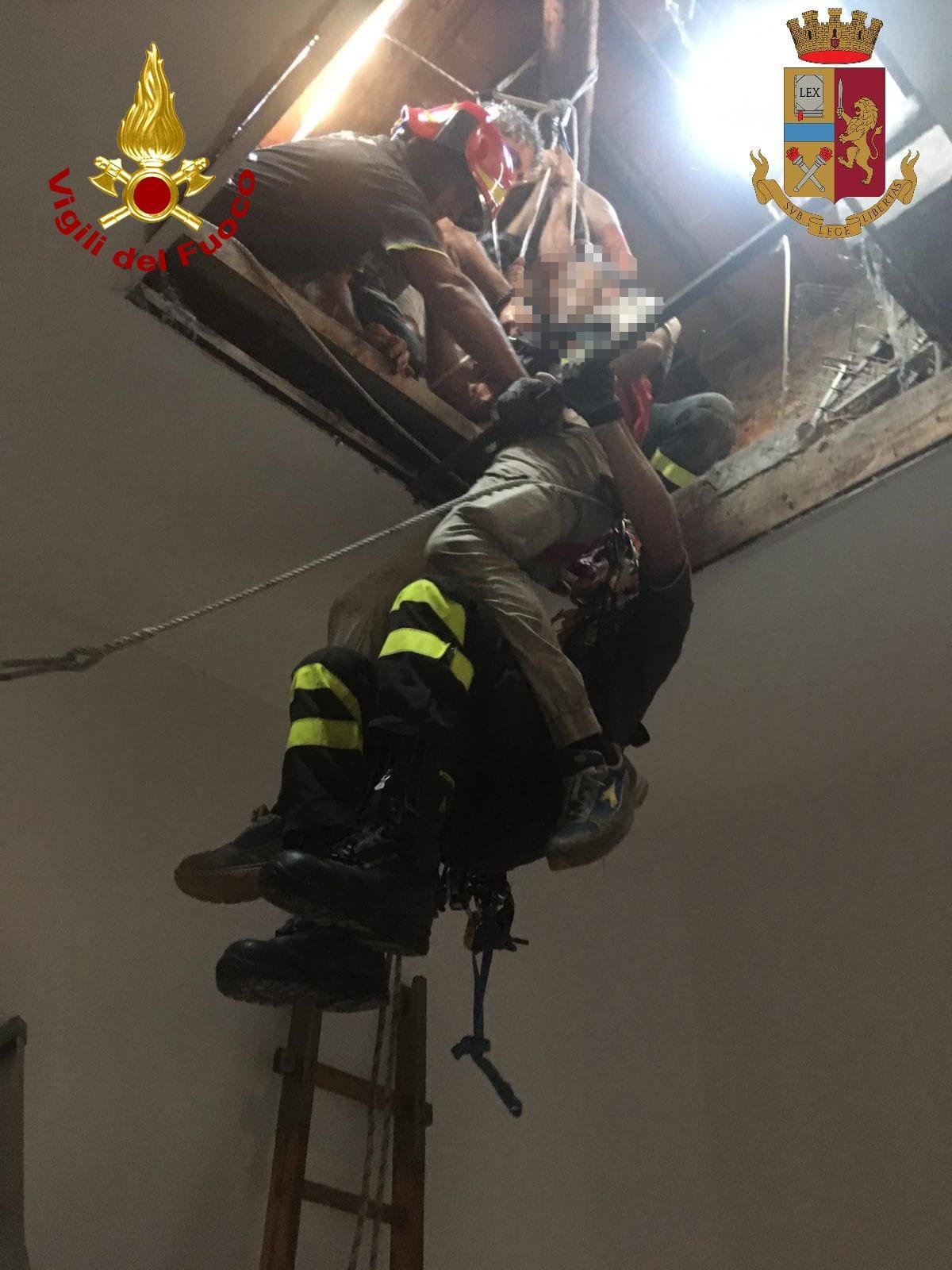 Il salvataggio dell'operaio a opera di vigili del fuoco e poliziotti