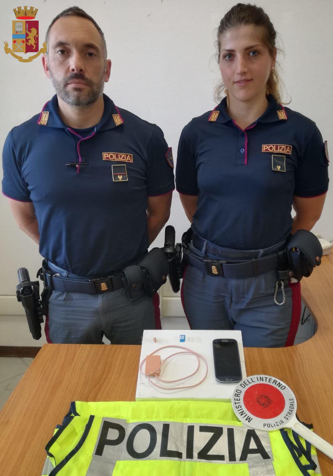 Con l'auricolare al quiz per la patente: l'apparecchio resta incastrato nell'orecchio