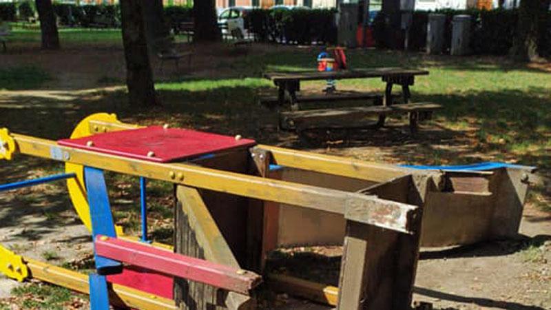 Vandali in azione in parchi e giardini L’assessore: «La situazione peggiora»