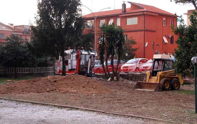 E in via Venturini le auto già parcheggiano 