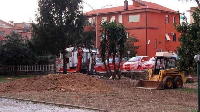 E in via Venturini le auto già parcheggiano