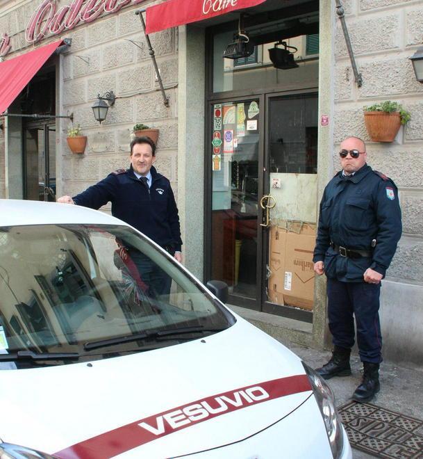 Ladro col tombino, 4 colpi nella notte 
