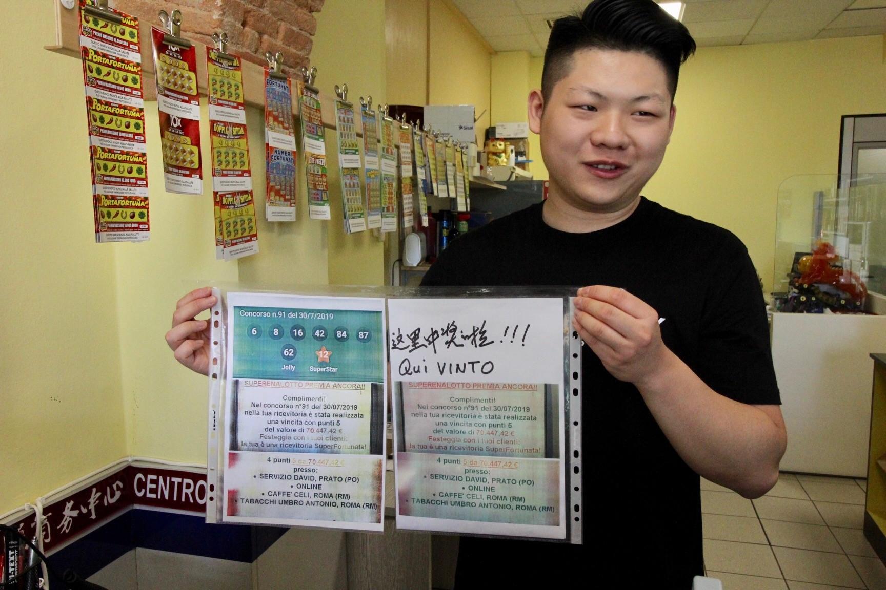 David Zhang, il gestore della ricevitoria di via Gora del Pero (foto Batavia)