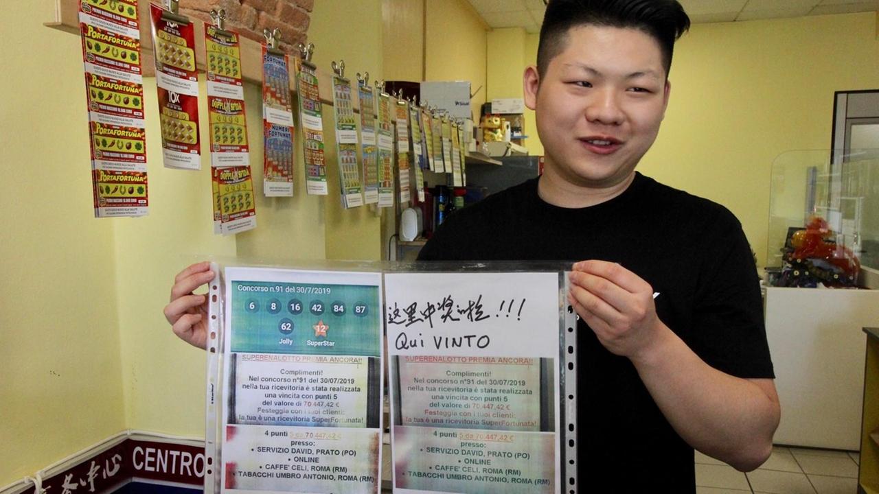 David Zhang, il gestore della ricevitoria di via Gora del Pero (foto Batavia)