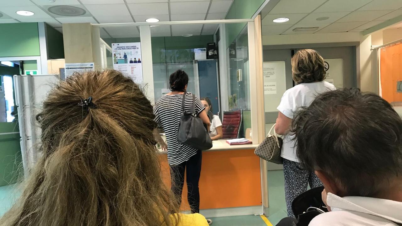 Pulsanti antiaggressione sono stati posizionati vicino ai banconi dell'accettazione del Pronto soccorso dell'ospedale Santo Stefano (foto Batavia)